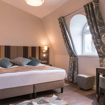 Régence Etoile 4* Parigi